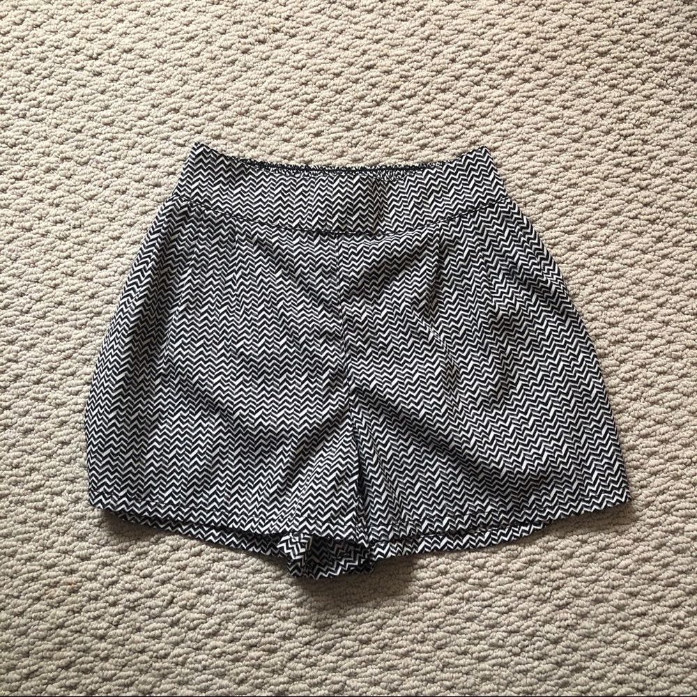 American Eagle chevron shorts with pockets